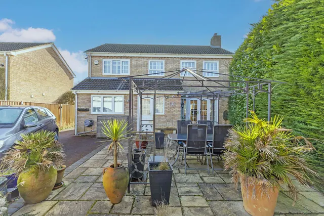 Photo 3 — Cranbrook Drive, Maidenhead, Berkshire