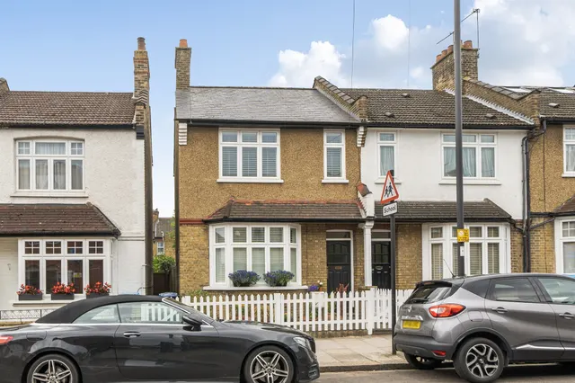 3 bedroom house — Holtwhites Hill, Enfield