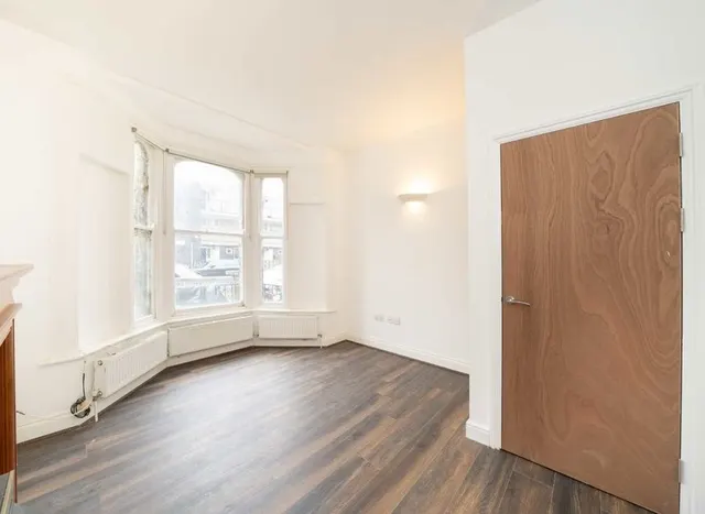 Photo 2 — Haselrigge Road, Clapham, SW4