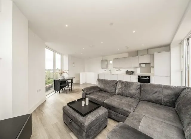Photo 2 — Edgewood Mews, Finchley, N3