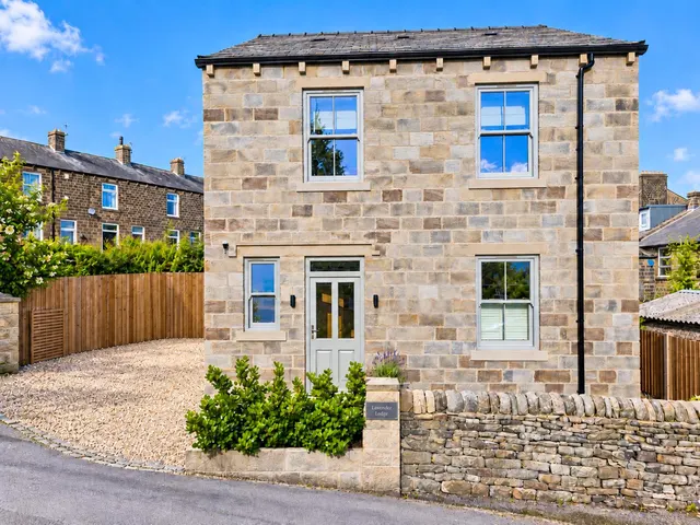 Briggate, Silsden, BD20, photo 1