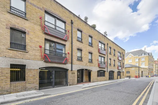 Photo 2 — 4 Moran House, 82 Wapping Lane, London