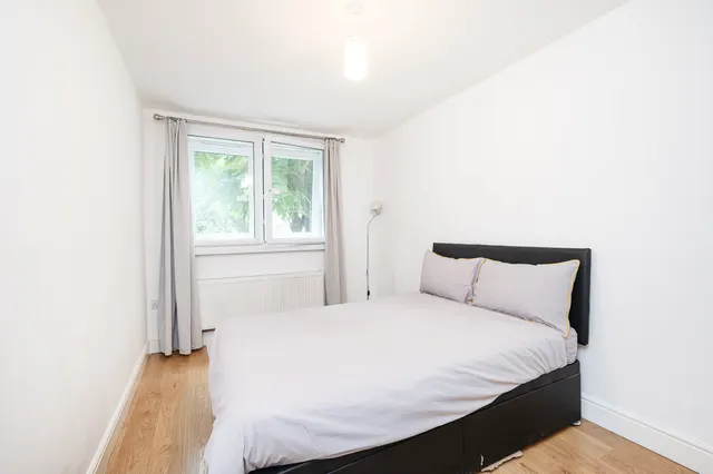 Photo 3 — 19 Donegal House, Cambridge Heath Road, London