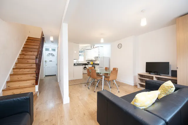 19 Donegal House, Cambridge Heath Road, London, photo 1