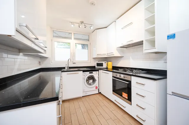 Photo 2 — 19 Donegal House, Cambridge Heath Road, London