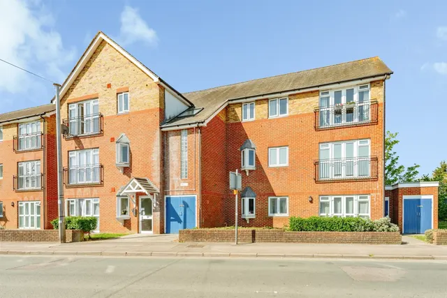 Station Approach, Horley, RH6, photo 1