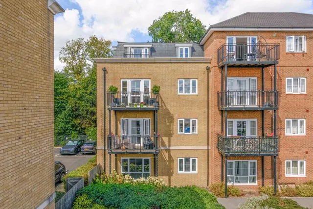 Alderson Grove Hersham, Walton-On-Thames KT12 5EG, photo 1