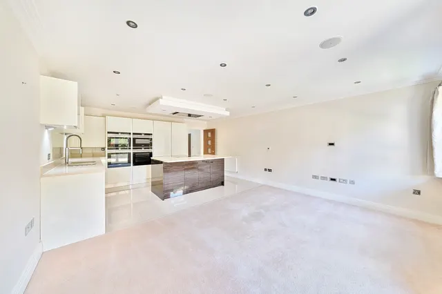 Photo 3 — Victoria Close, Rickmansworth, WD3