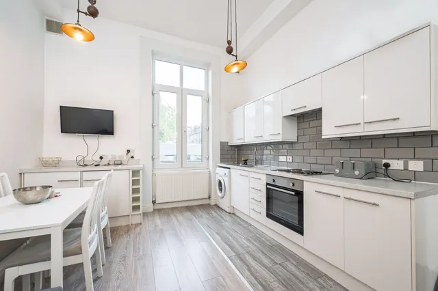 Photo 3 — Flat 1, 34 England's Lane, London