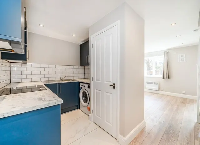 Vine Place, Hounslow, TW3, photo 2