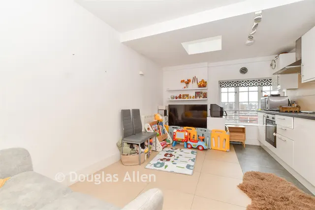 High Street, Barkingside, IG6, photo 2