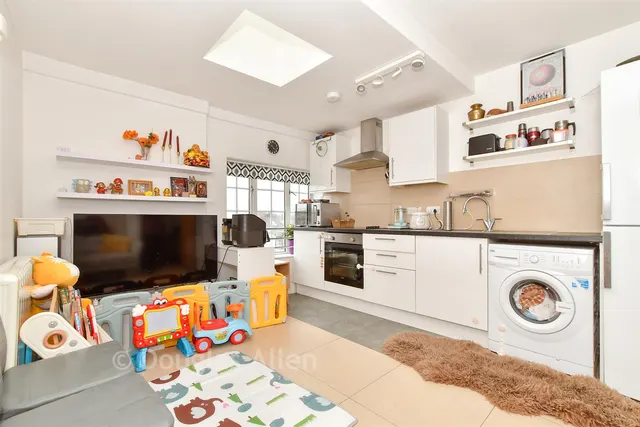 High Street, Barkingside, IG6, photo 3