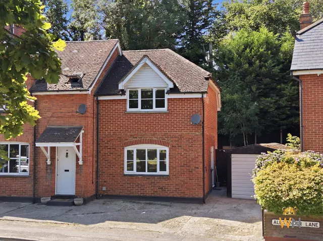 Rayleigh Road, Hutton, CM13, photo 1