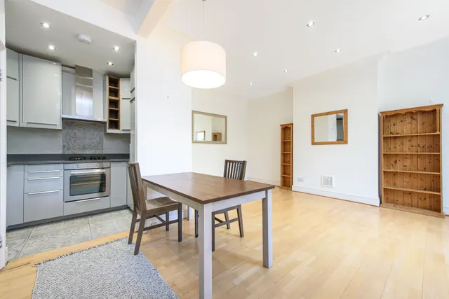 Photo 2 — Flat 4, 47 Hollycroft Avenue, London