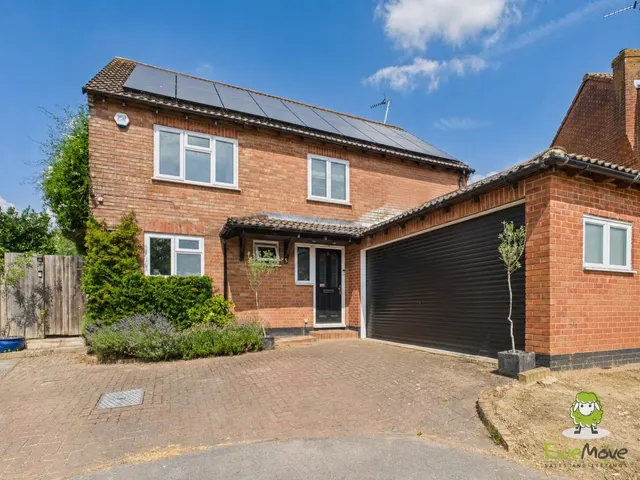Bracken Bank, Lychpit, RG24, photo 1