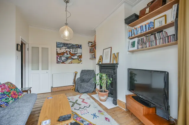 Photo 3 — Flat A, 105 Woodside Gardens, London