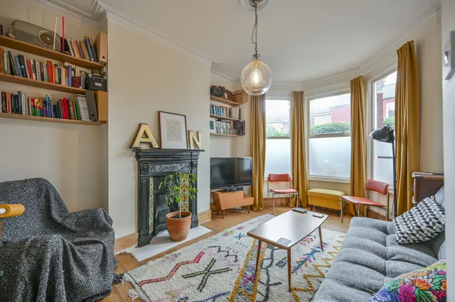 Flat A, 105 Woodside Gardens, London, photo 1