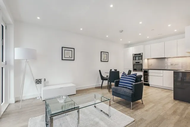 Wandsworth Road, London, SW8, photo 1