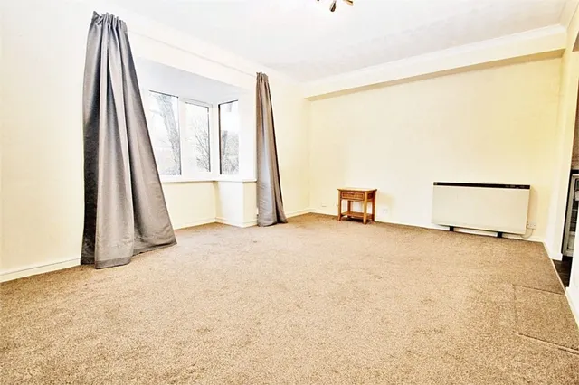 Amberley Way, Uxbridge, UB10, photo 2