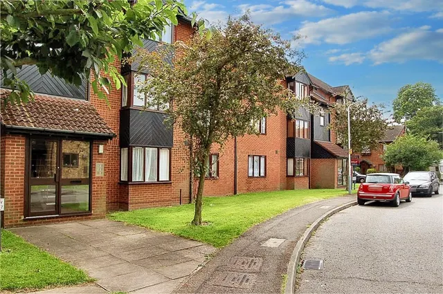 Amberley Way, Uxbridge, UB10, photo 1