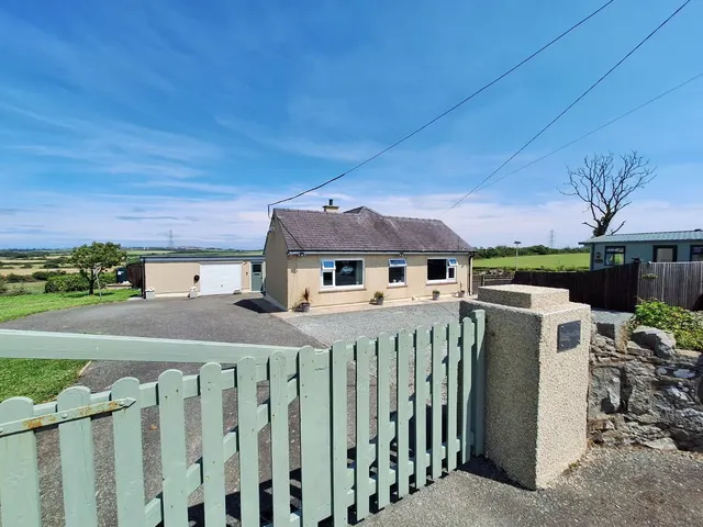 Llandyfrydog, Llannerch-y-Medd, LL71, photo 1