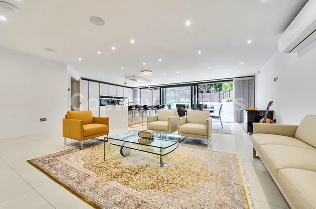 Photo 2 — Reddings Close, Mill Hill, NW7, London