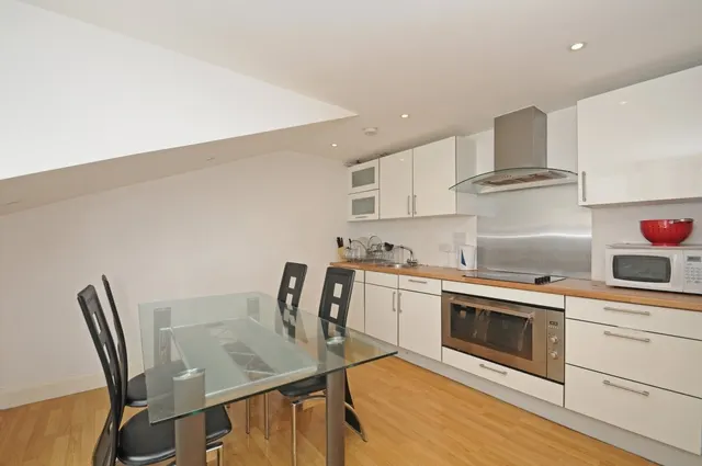 Cowleaze Road, Kingston upon Thames, KT2, photo 1