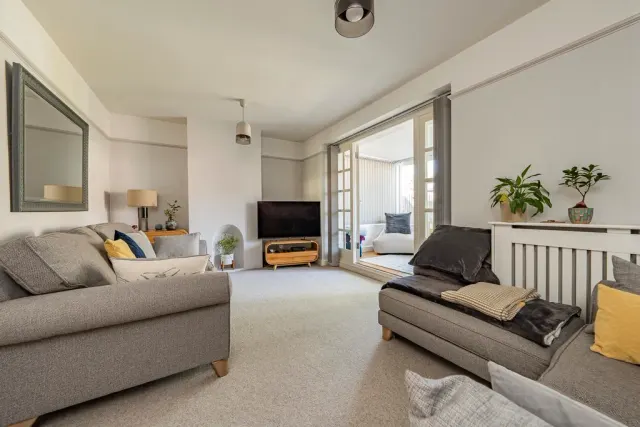 Park View Road, Hillingdon, UB8, photo 2