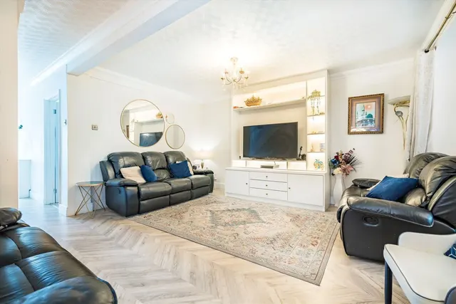 Cheyne Avenue, TW2, photo 2