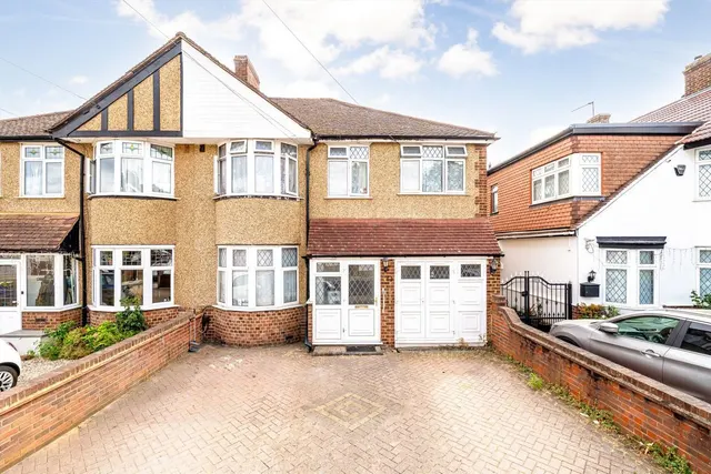 Cheyne Avenue, TW2, photo 1