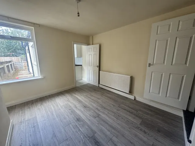 Photo 3 — Broxtowe Drive, Mansfield, NG18