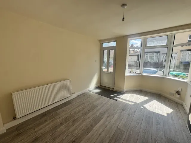 Photo 2 — Broxtowe Drive, Mansfield, NG18