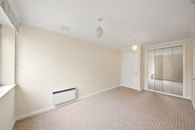 Wood Lane, Ruislip, photo 2