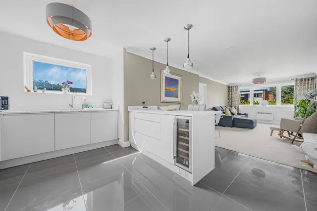 High Point, Weybridge, KT13, photo 2