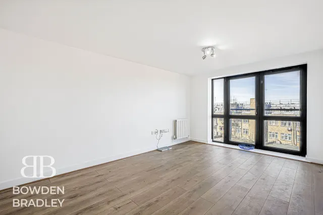 Parham Drive, Ilford, IG2, photo 1