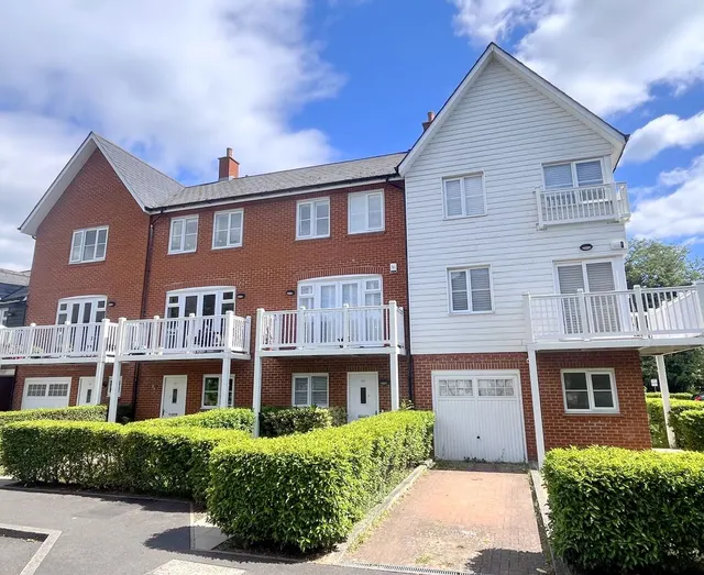 Chequers Avenue, High Wycombe HP11 1GP, photo 1