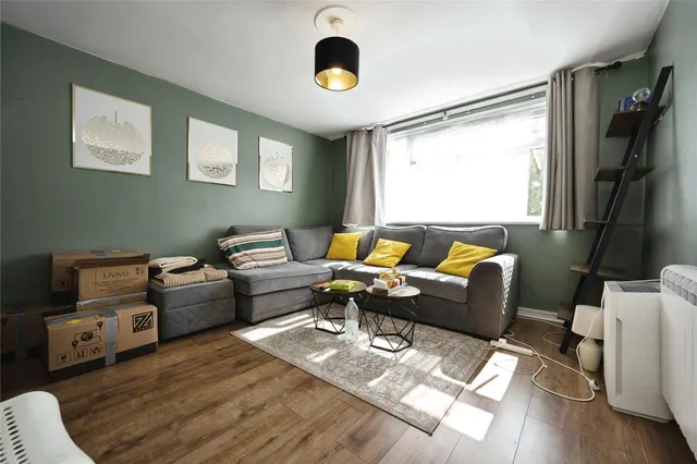 Photo 2 — Brendon Avenue, Luton, Bedfordshire, LU2