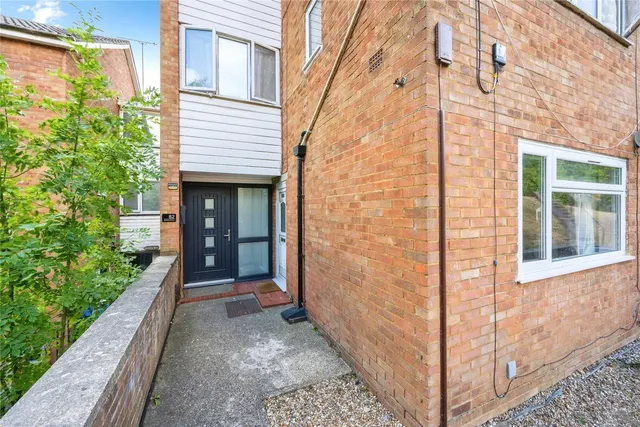 Photo 3 — Brendon Avenue, Luton, Bedfordshire, LU2