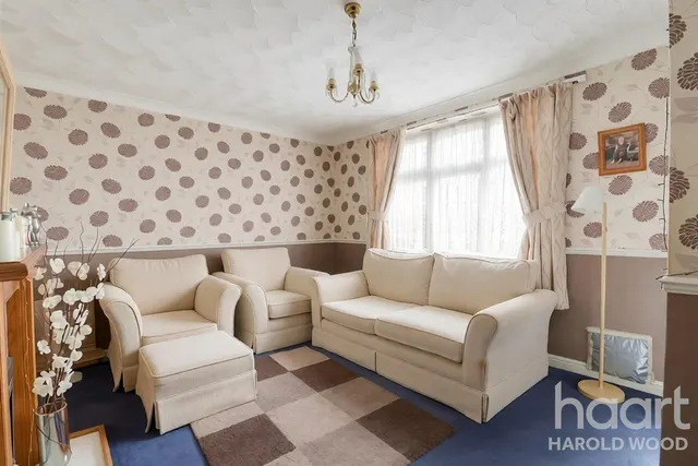 Wickford Drive, Harold Hill, RM3, photo 3