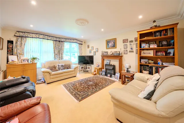 Harrogate Road, Leeds, LS17, photo 2
