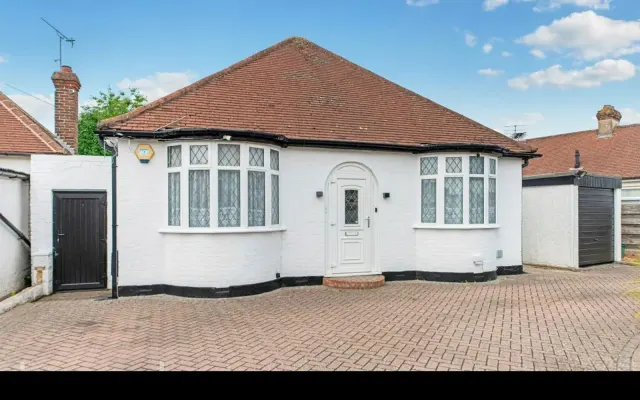Pams Way, Epsom, KT19, photo 1