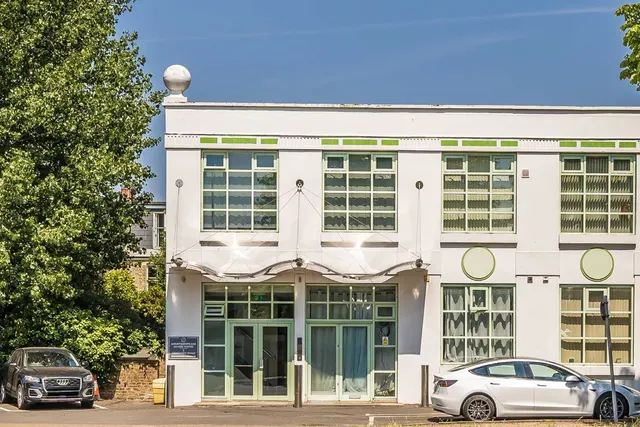 Chertsey Road, TW1, photo 1