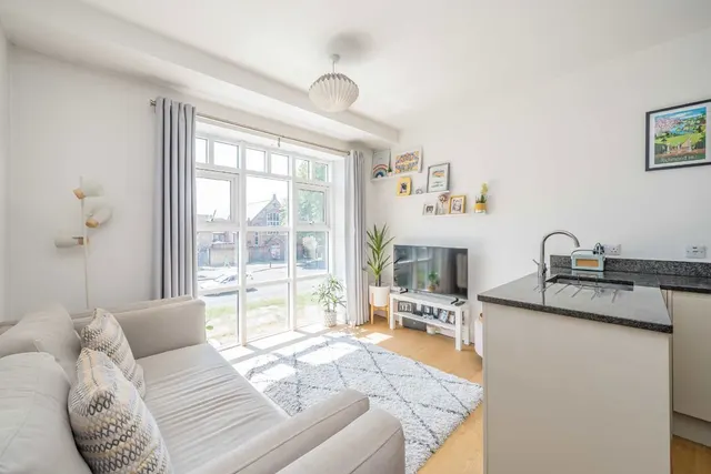 Chertsey Road, TW1, photo 3