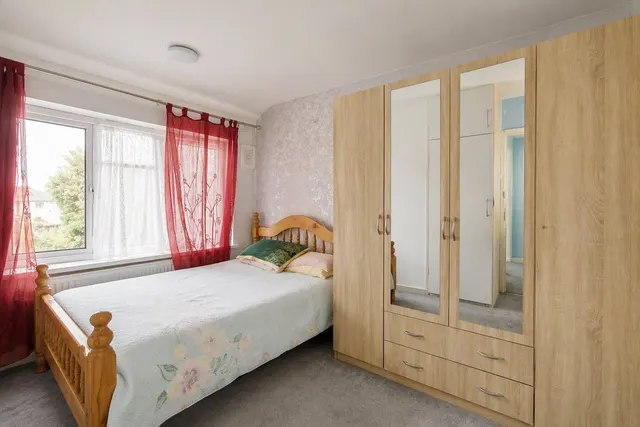 Photo 3 — Stonard Road, Dagenham, RM8
