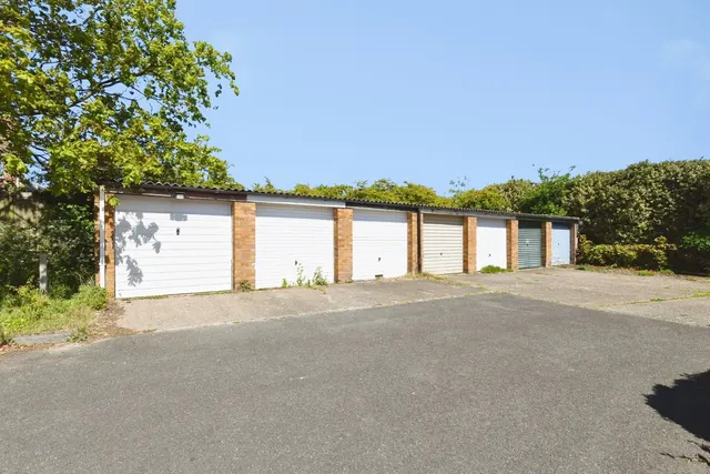 Photo 3 — Graysons Close, Rayleigh, Essex, SS6