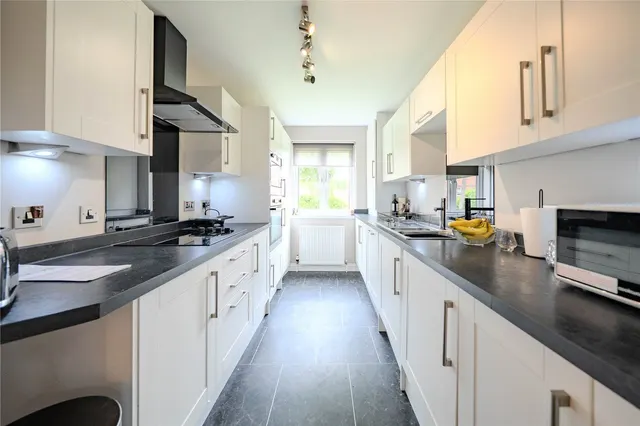 Harrogate Road, Leeds, LS17, photo 2