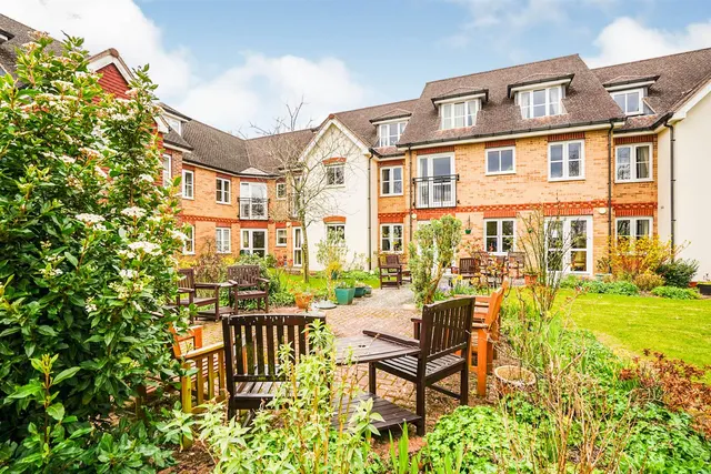 Buckingham Road, Brackley, NN13, photo 1