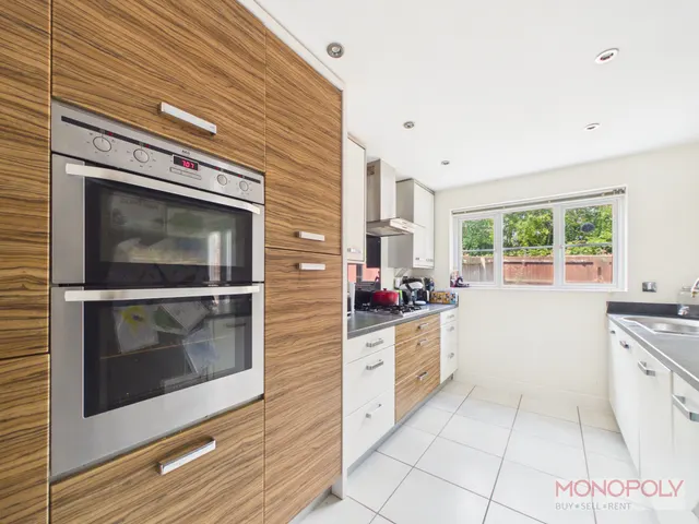 Pendinas, Wrexham, LL11, photo 2