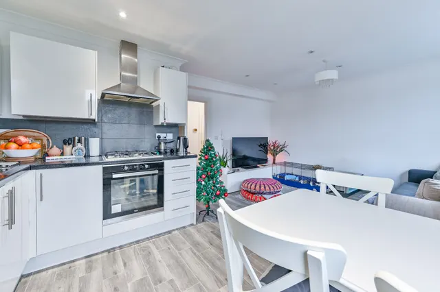 Photo 2 — Flat C, 57 Springdale Road, London