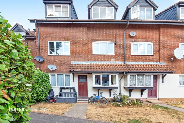 Galdana Avenue, Barnet, EN5, photo 1